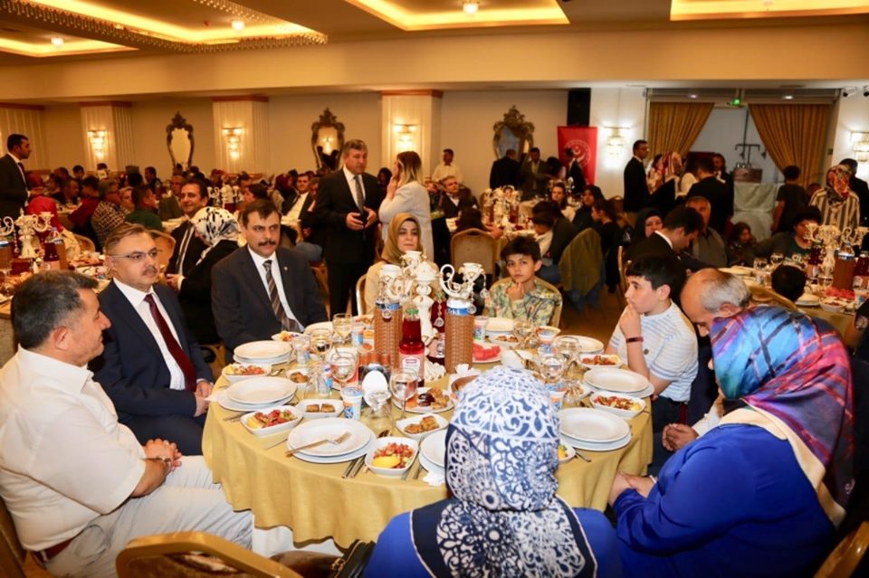 KORUYUCU AİLELERLE İFTARDA BİR ARAYA GELDİ
