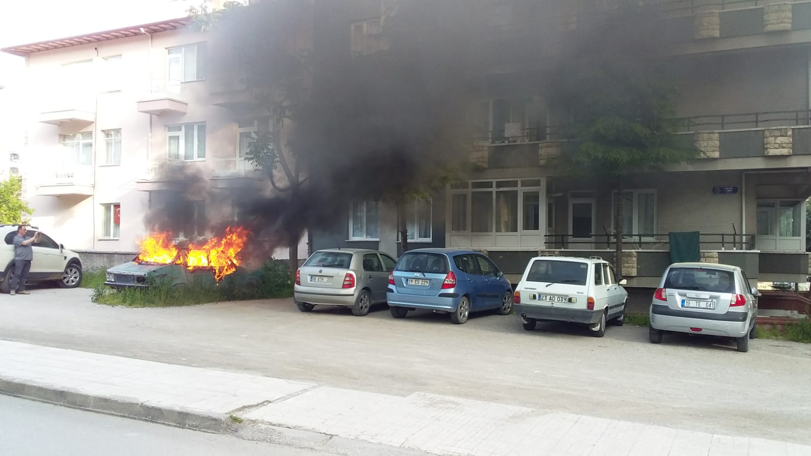 PARK HALİNDEKİ ARAÇ ALEV ALEV YANDI