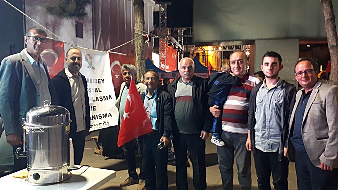 Meydanları Dolduranlara Çay ve Helva İkramı