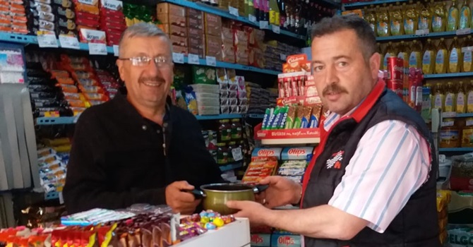Vahap Akyol Şehitler Anısına Aşure Dağıttı