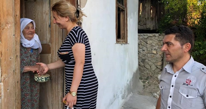 Muhtar, Bayramda Mahalleliyi Unutmadı