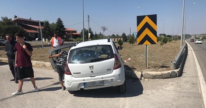 Otomobil Kaldırıma Çarptı