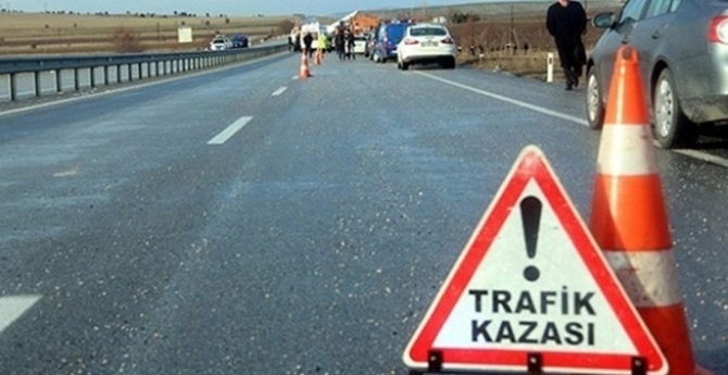 Otomobil Bariyerlere Çarptı: 3 Yaralı