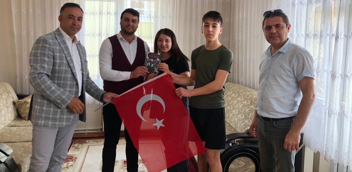 CHP’den Gençlere Nutuk ve Bayrak