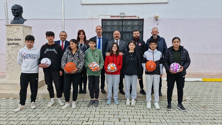 Başkan İsbir’ den Sporcu Gençlere Malzeme  Desteği..