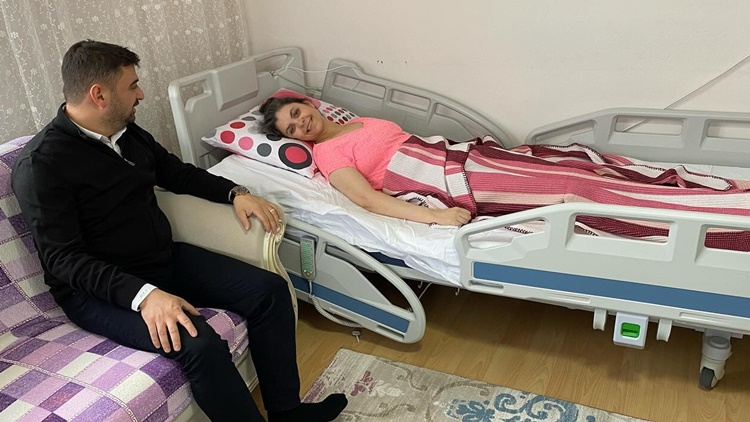 Genç Kadına Hasta Yatağı Hediye Etti