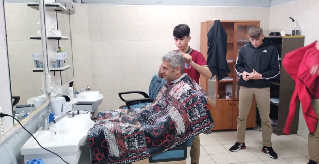 Müdür Öğrencisine Tıraş Oldu