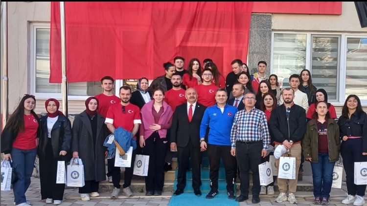 Hitit Temalı Gençlerden Başkan İsbir’e Ziyaret