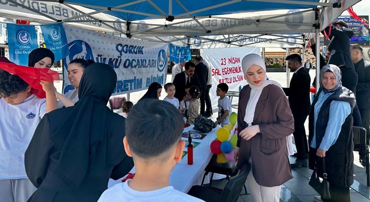 Ülkü Ocakları Bayramda Çocuklar İçin Stant Açtı