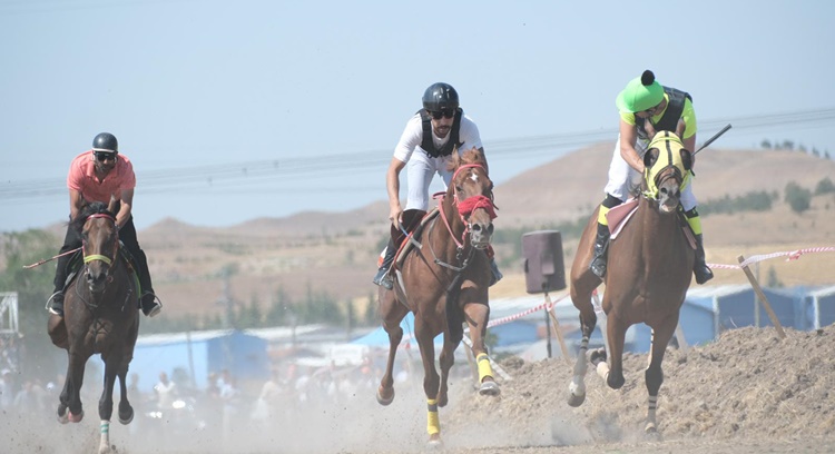 At Yarışları Nefes Kesti