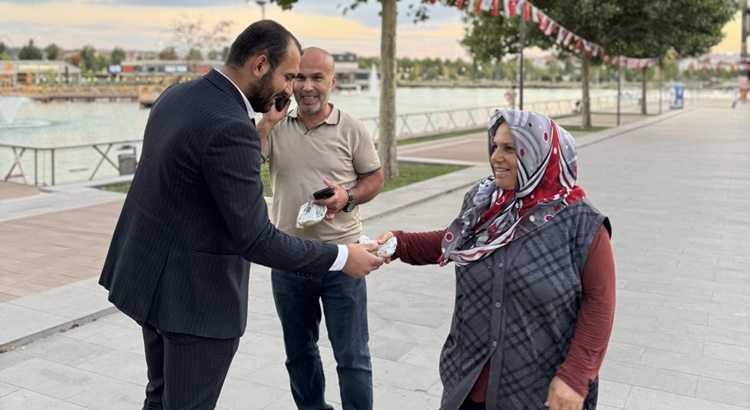 Ak Gençlik Vatandaşlara Kandil Simidi Dağıttı