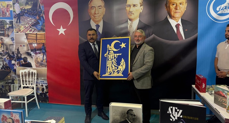 Başkan Aşgın’dan Ülkü Ocakları Standına Ziyaret