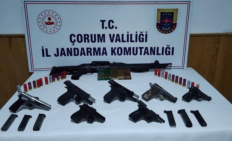 Çok Sayıda Silah Ele Geçirildi