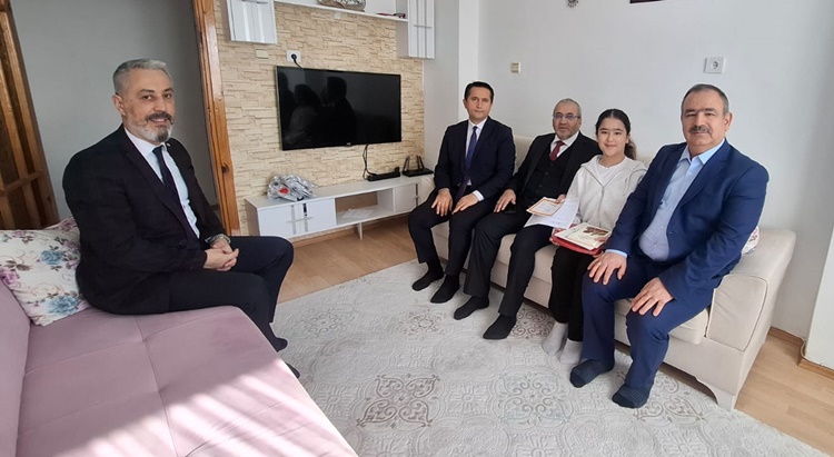 Karne Sevinci Evde Eğitimle Taçlandı