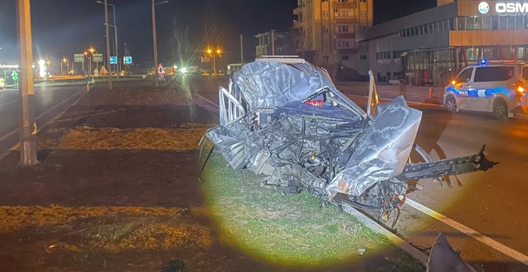 Yolcu Otobüsüne Çarpan Otomobilin Sürücüsü Ağır Yaralandı