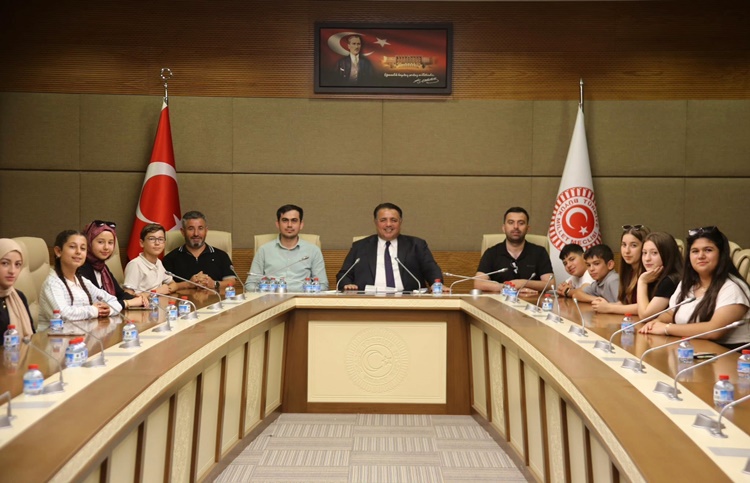 Milletvekili Kaya, Kargılı Öğrencileri Gazi Meclis’te Ağırladı