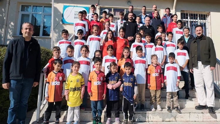 Seydim Köyünde Minik Yürekler Spor Hediyeleri İle Sevindi
